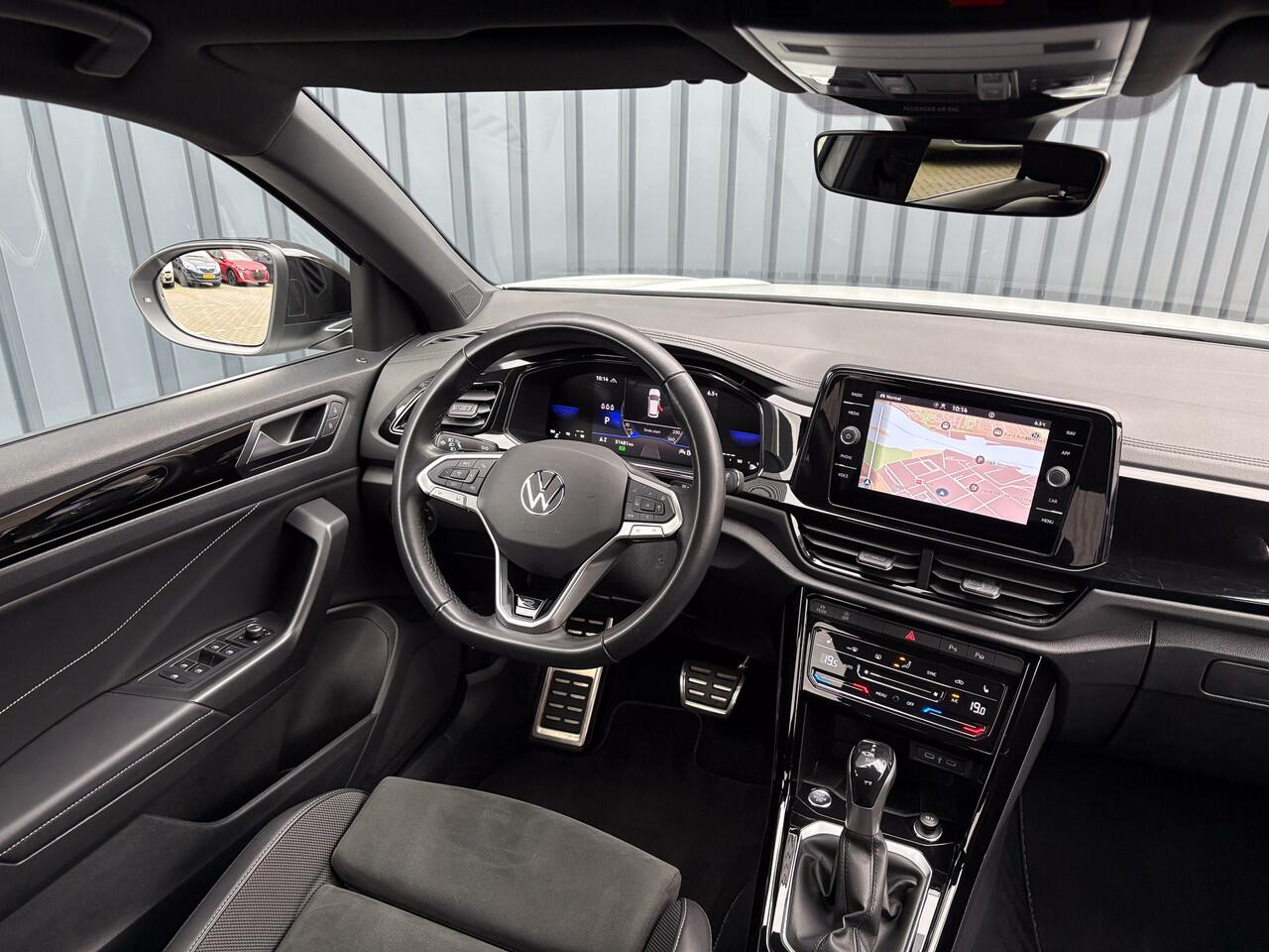 Volkswagen T-Roc 1.5 TSI 150Pk R-Line Business | Black Style | Keyless | IQ Light | 19'' | Trekhaak afnb. | Camera | Side Assist | Prijs Rijklaar!!