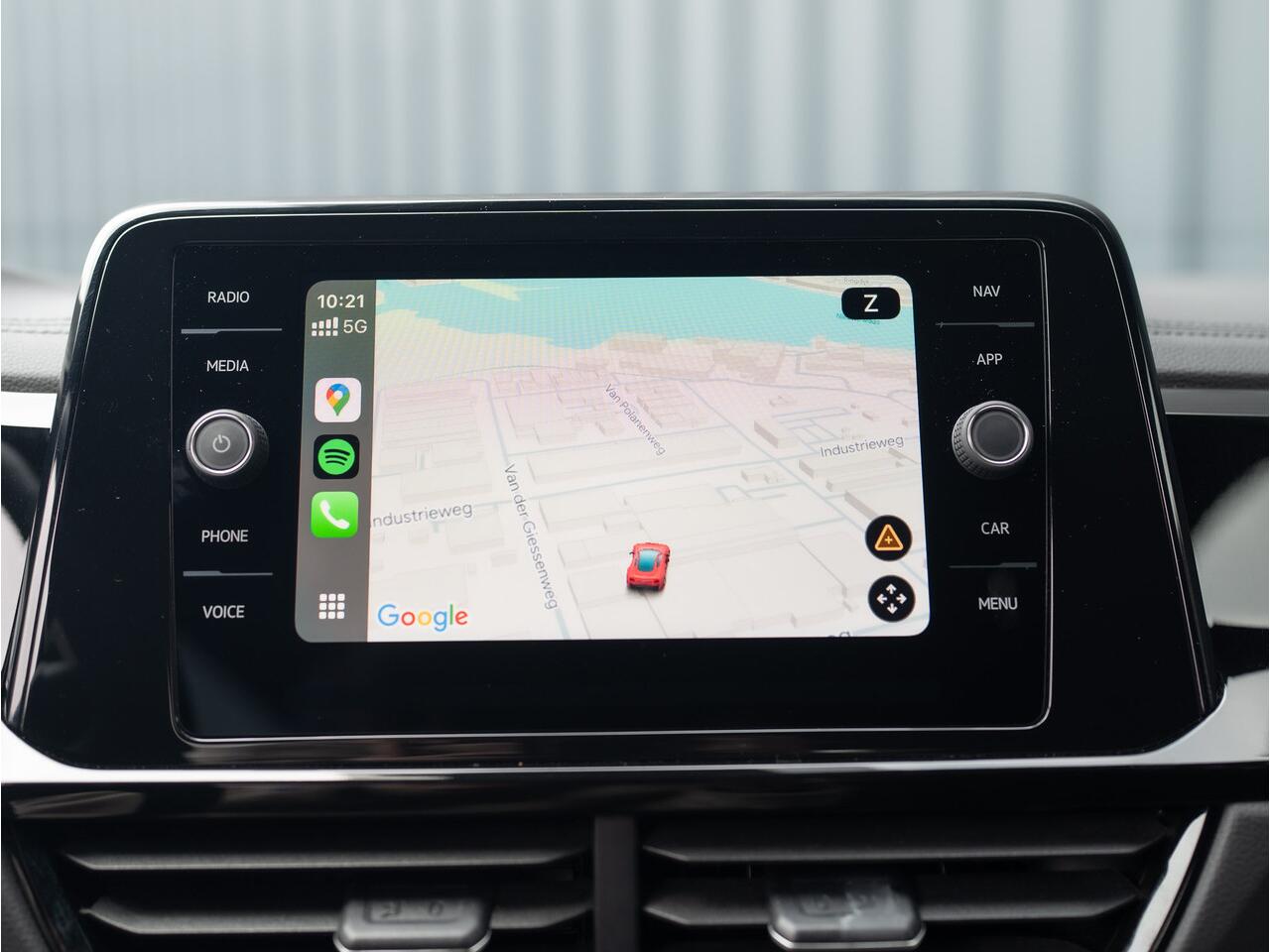 Volkswagen T-Roc 1.5 TSI 150Pk R-Line Business | Black Style | Keyless | IQ Light | 19'' | Trekhaak afnb. | Camera | Side Assist | Prijs Rijklaar!!