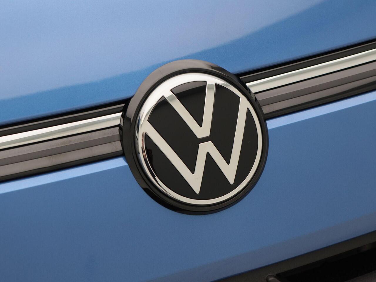 Volkswagen T-Roc Life First Edition 1.5 eTSI 116 PK | Camera | Stoel- & Stuurverwarming | Adaptieve Cruise Control | Keyless |