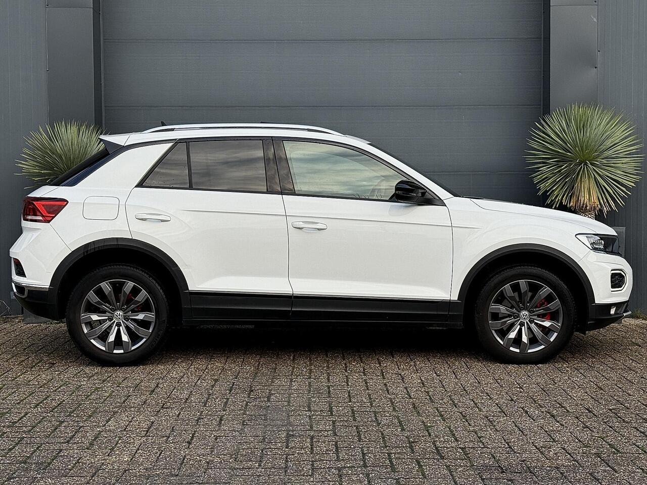 Volkswagen T-Roc 1.5 TSI Sport Pano Virtual Automaat Black style