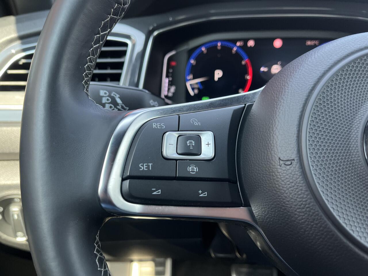 Volkswagen T-Roc 1.5 TSI R-line DSG Aut | PANO | 19'' LMV