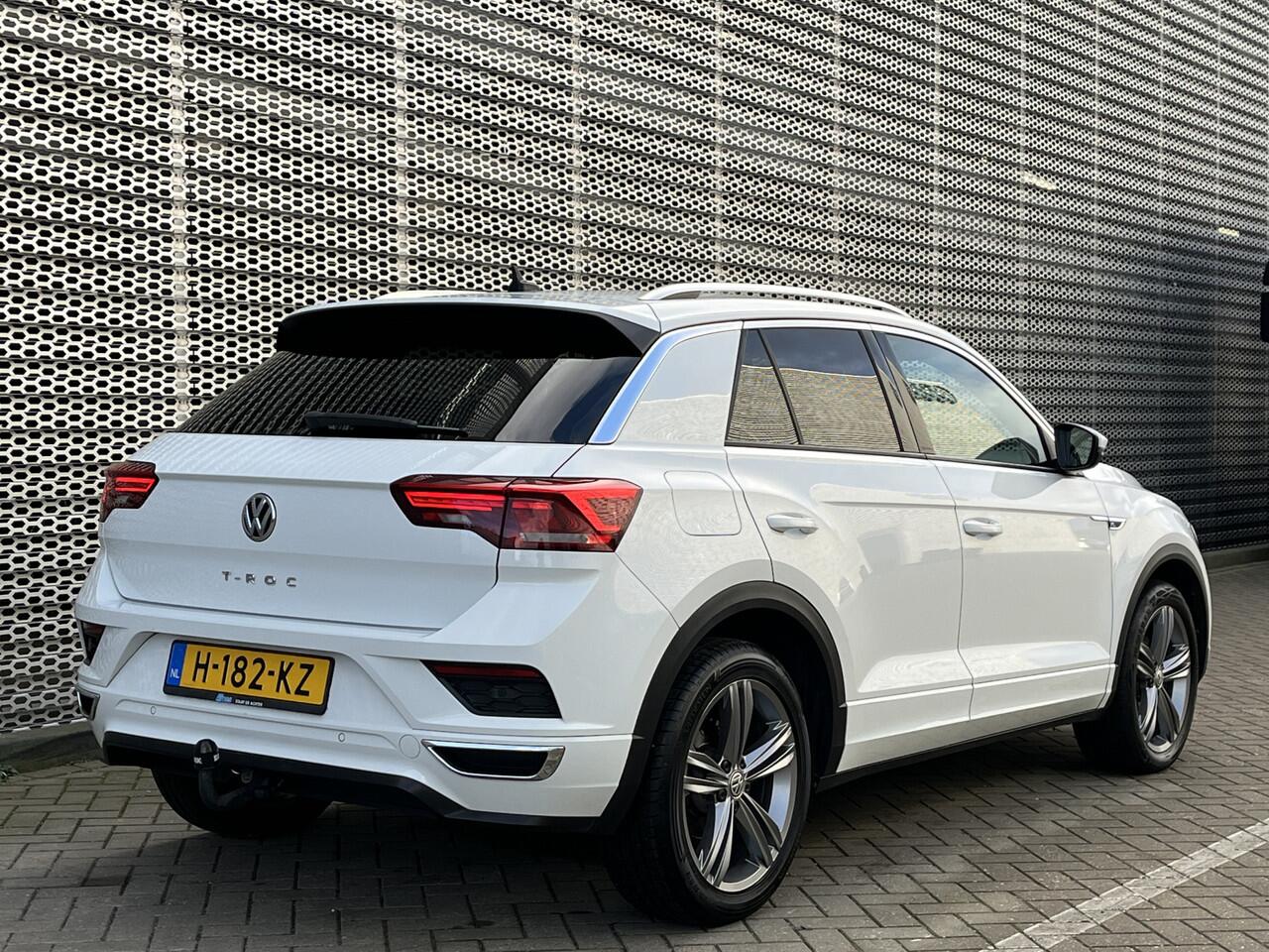 Volkswagen T-Roc 1.5 TSI Sport / Digitaal dashboard / Navigatie / 2x R-line / Afneembare trekhaak / Parkeersensoren V+A / P4