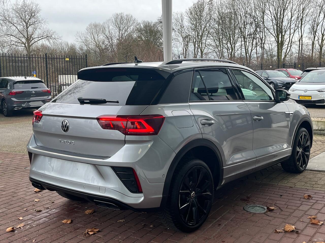 Volkswagen T-Roc 1.5 TSI 150pk DSG R-Line / Black style / Virtual cockpit / Afneembare trekhaak / IQ Led / Elek Achterklep / 19'' LMV