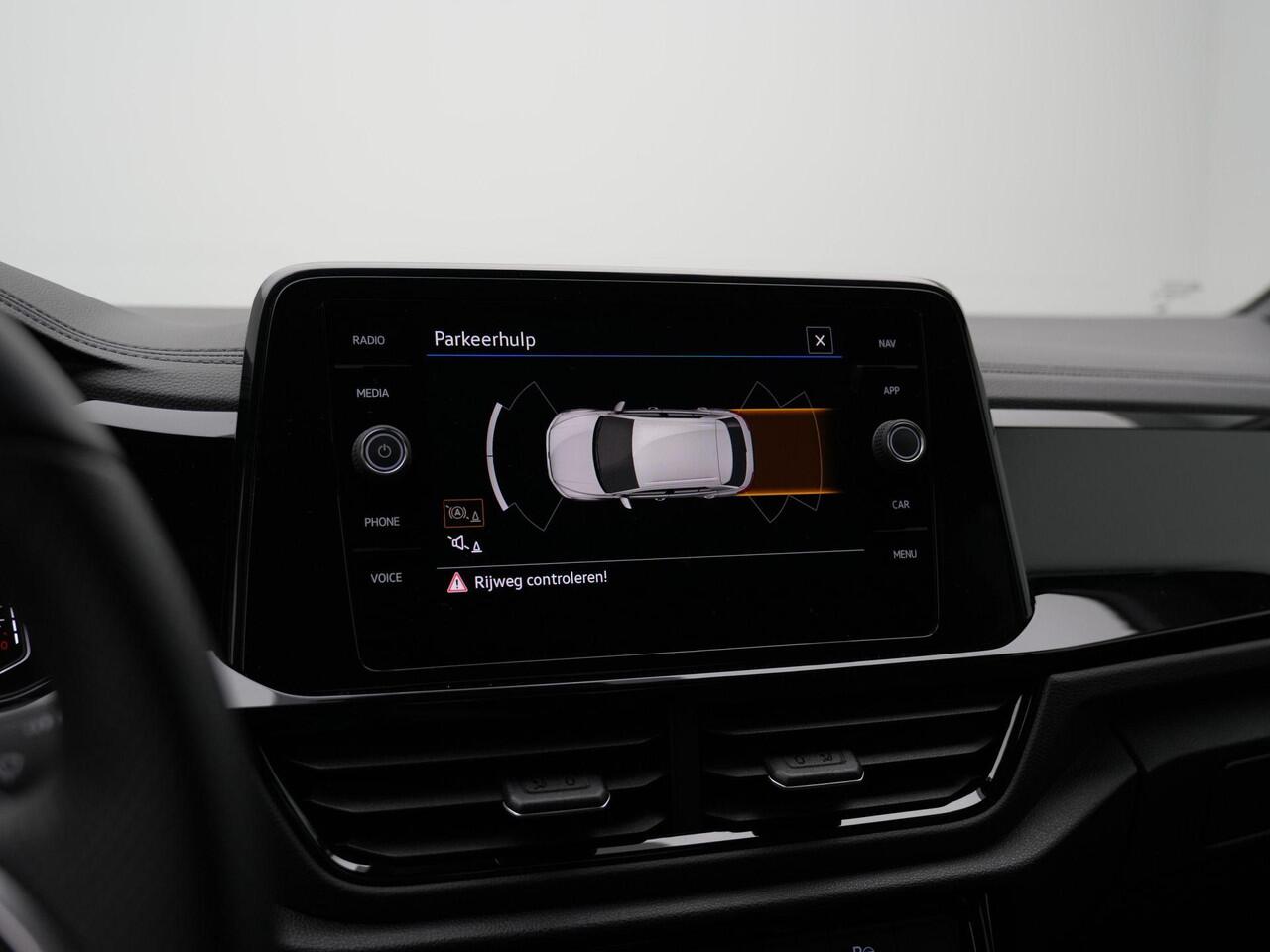 Volkswagen T-Roc 1.5 TSI 150 pk DSG R-Line | Panoramadak | Parkeersensoren voor/achter | Adaptive Cruise