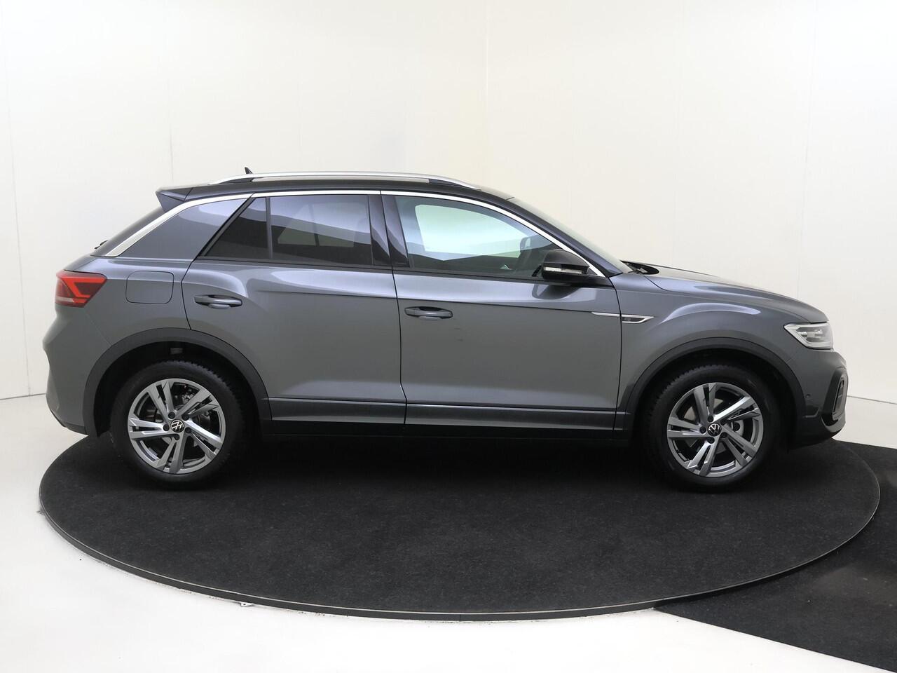 Volkswagen T-Roc 1.5 TSI R-Line | Trekhaak | Achteruitrijcamera | Parkeerassistent | Adaptieve cruise control | CarPlay | Stoelverwarming | Navigatie |