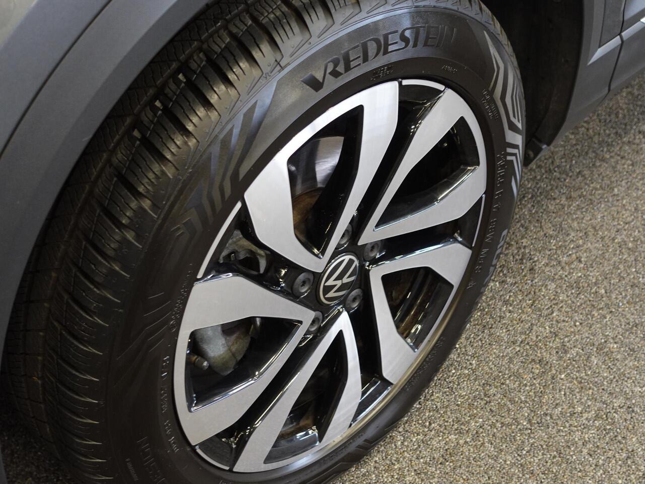 Volkswagen T-Roc 1.5 TSI DSG Active | Navigatie | Climate Control | Lane Assist | DAB | Parkeersensoren | Lichtmetalen Velgen | Privacy Glass