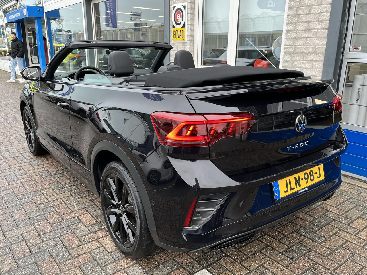 Volkswagen T-Roc Cabrio 1.5 TSI 2x R-Line / AUTOMAAT/ BLACK STYLE/ CAMERA/ PARK. SENSOREN/ DODE HOEK/ STOEL-STUURVERWARM./ IQ. LIGHT/ DIGITAL DASHBOARD/ ADAPT. CRUISE/ APP CONNECT/ NAVI/ CLIMA/ DAB/ 18" LMV
