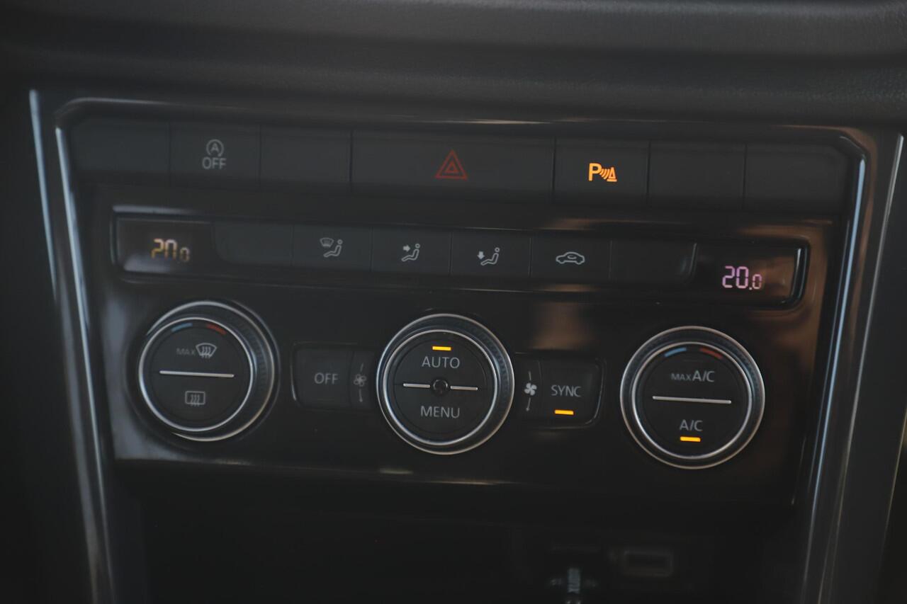 Volkswagen T-Roc 1.0 TSI Sport Virtual 17 inch Keyless Navigatie Achteruitrijcamera Carplay Android Adaptive Cruise Lane Assist Full LED Getint Glas