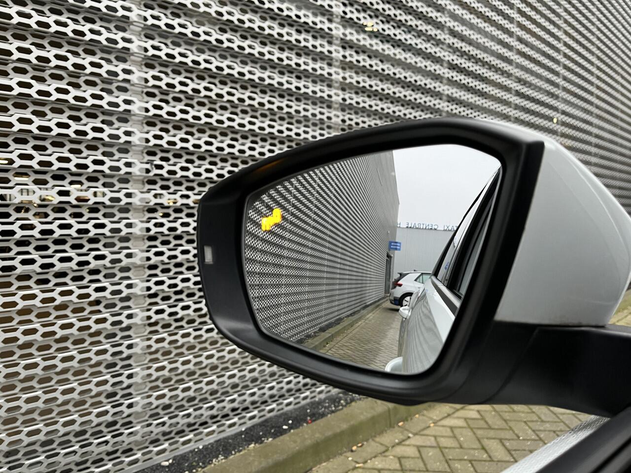 Volkswagen T-Roc 1.5 TSI 150PK DSG R-Line / Panorama dak / Digital Cockpit Pro / Elektrisch Achterklep / Afneembare Trekhaak / Achteruitrijcamera / 17''LMV **