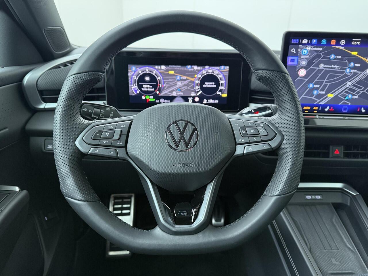 Volkswagen T-Roc 1.5 eTsi 150pk DSG R-Line First Edition | Elektr. achterklep | Black Style | LED Matrix | Navigatie | Area View | Head-up display |