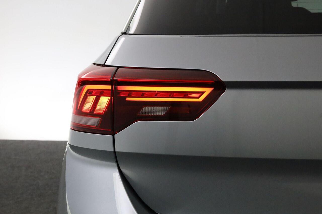 Volkswagen T-Roc Life Edition 1.5 TSI 110 kW / 150 pk DSG | IQ Light | Camera | Park Assist | Side Assist | 17 inch