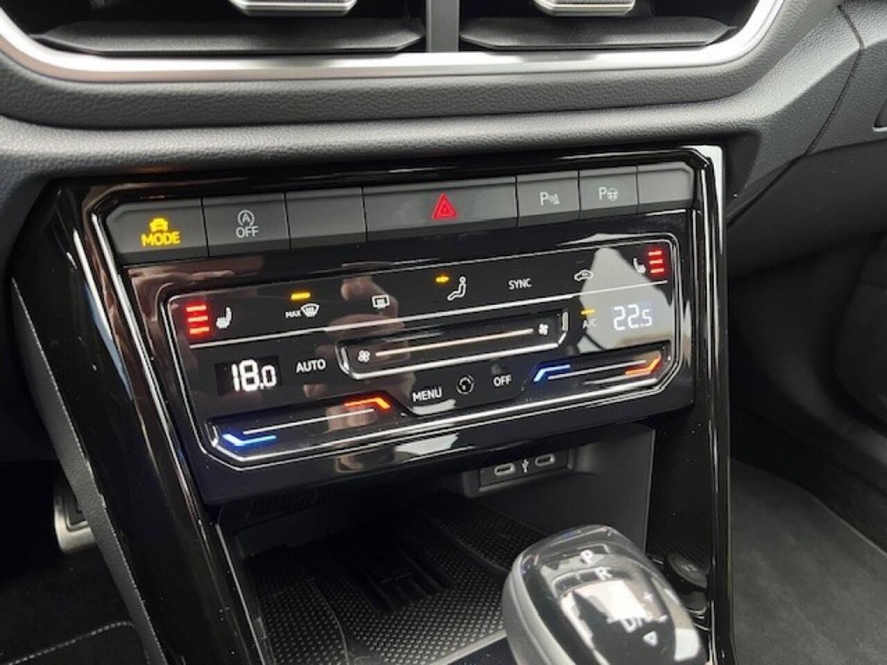 Volkswagen T-Roc 1.5 TSi DSG R-LINE - AFN. TREKH. - CAMERA - IQ