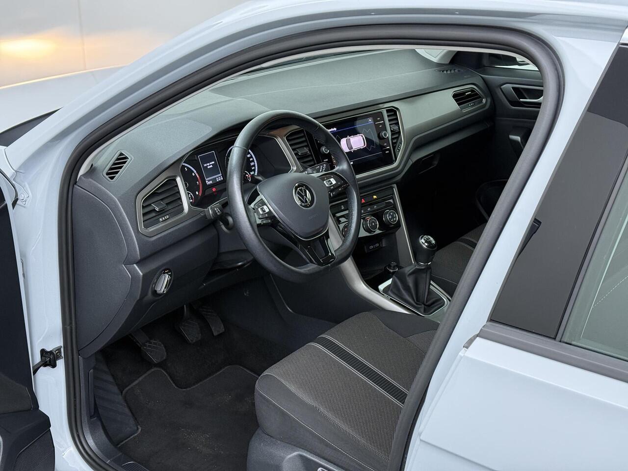 Volkswagen T-Roc 1.0 TSI Style | 110 PK | Achteruitrijcamera | Navigatiesysteem | Adaptive cruise control |