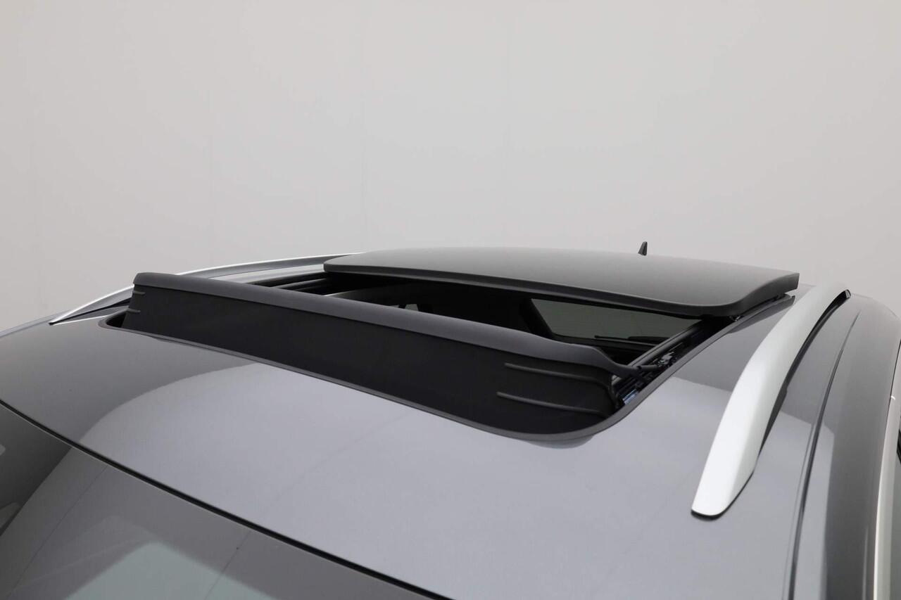 Volkswagen T-Roc 1.0 TSI 110 pk Style Business | Panoramadak | Achteruitrijcamera | Navigatie | Stoelverwarming | Adaptive Cruise