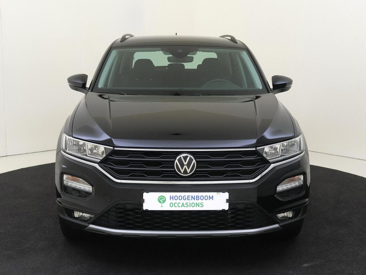 Volkswagen T-Roc 1.5 TSI Style | Trekhaak | Achteruitrijcamera | Parkeersensoren | Adaptieve cruise control | CarPlay | Navigatie | Draadloze telefoonlader |
