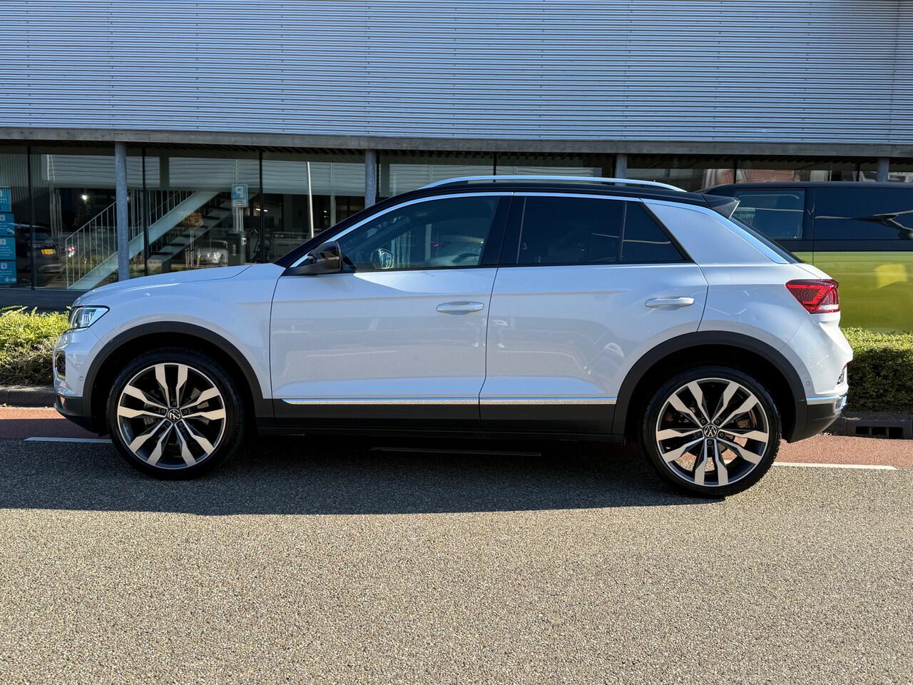 Volkswagen T-Roc 1.5 TSI 150pk DSG Sport / Panoramadak / Virtual Cockpit / 19" LMV / Trekhaak Afneembaar / Stoelverwarming / Alarm / Keyless / Dode Hoek / Sport Comfortstoelen