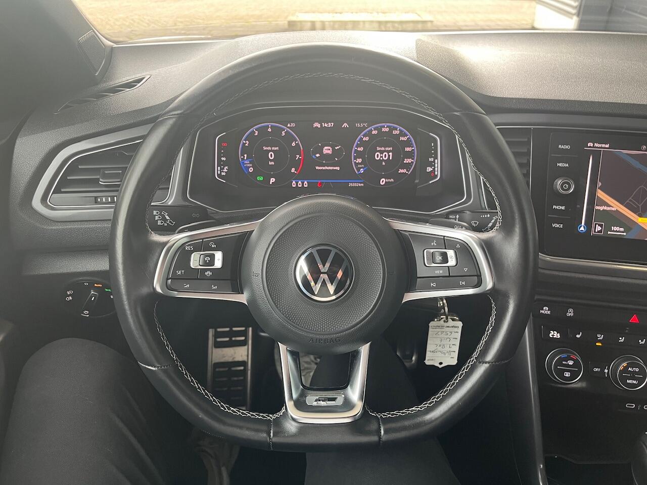 Volkswagen T-Roc 1.5 TSI R-Line / 19 Inch / Afneembare trekhaak / Elect. Achterklep / Camera / Cockpit Pro