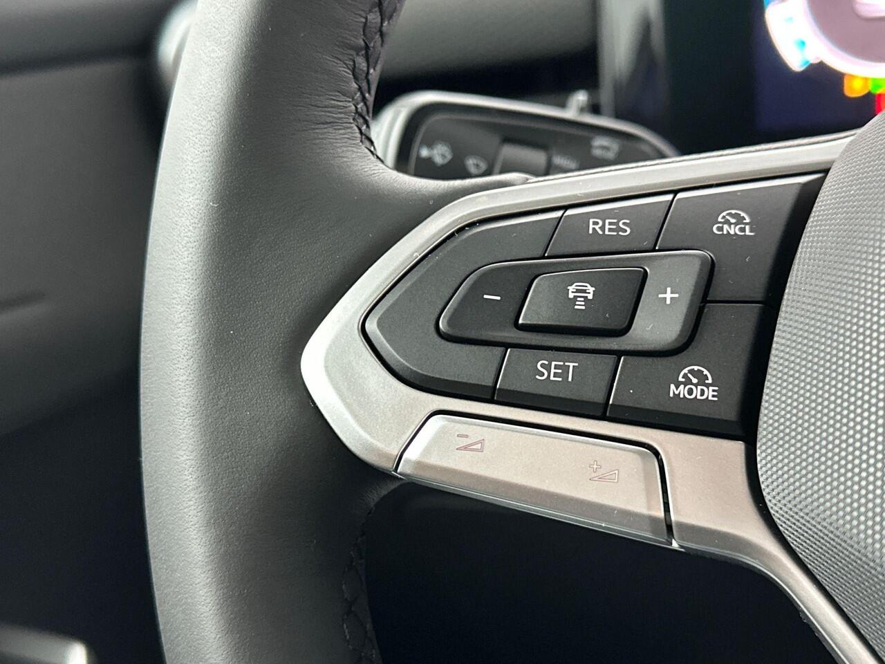 Volkswagen T-Roc Life First Edition 1.5 eTSI 85 kW / 116 PK SUV 7 v