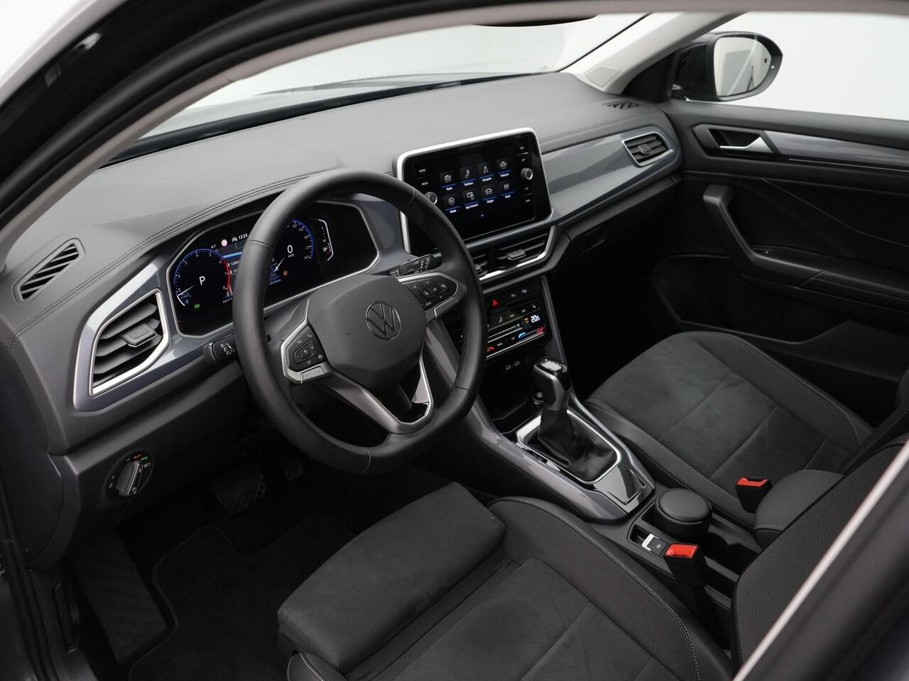 Volkswagen T-Roc 1.5 TSI 150 pk DSG Style | Trekhaak | Navigatie | Stoelverwarming | Parkeersensoren voor/achter