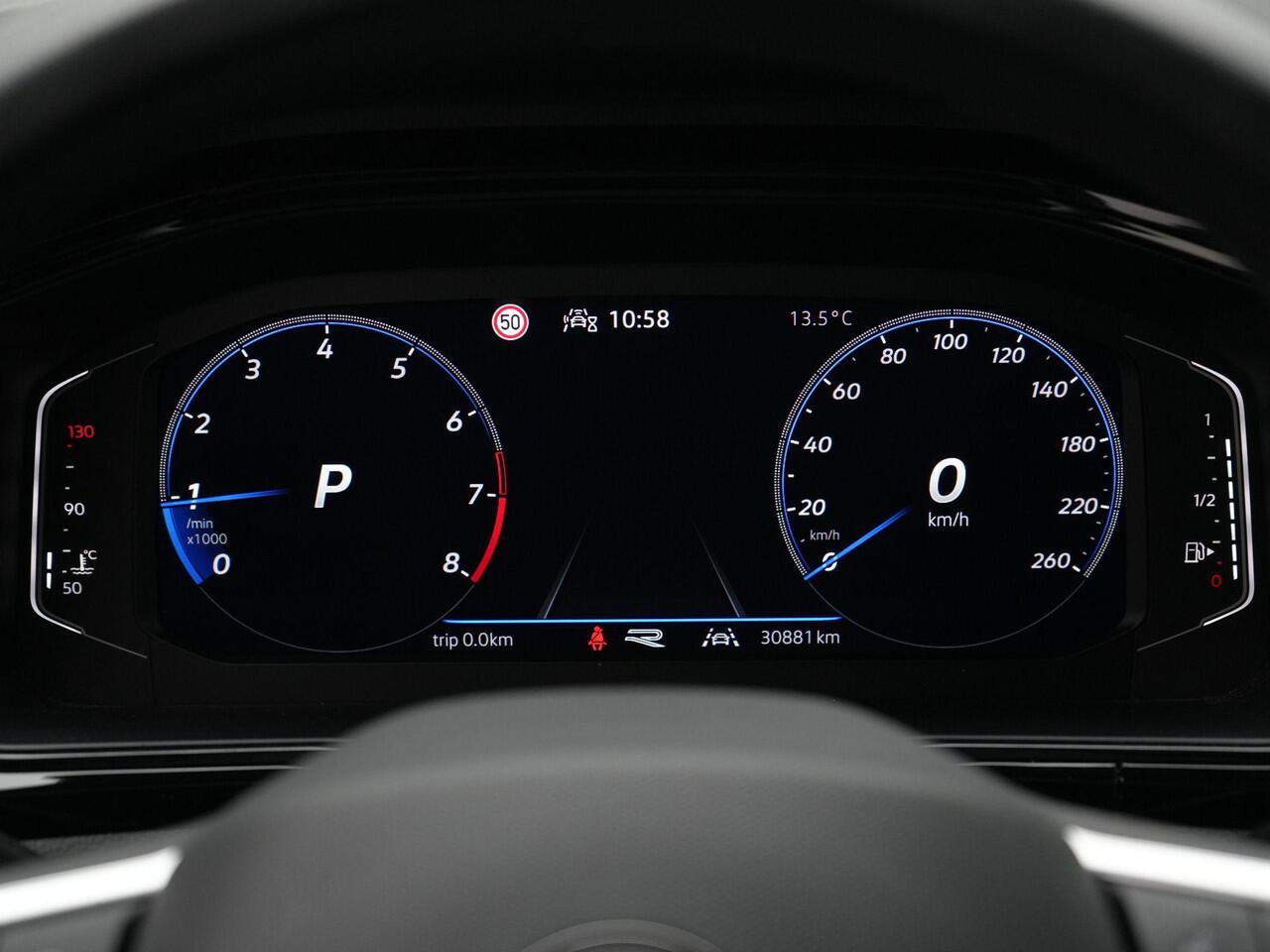 Volkswagen T-Roc 1.5 TSI 150 pk DSG R-Line | IQ Light | Black Style | Adaptive Cruise | Park Assist | Apple Carplay/Android Auto | DAB | 18 inch