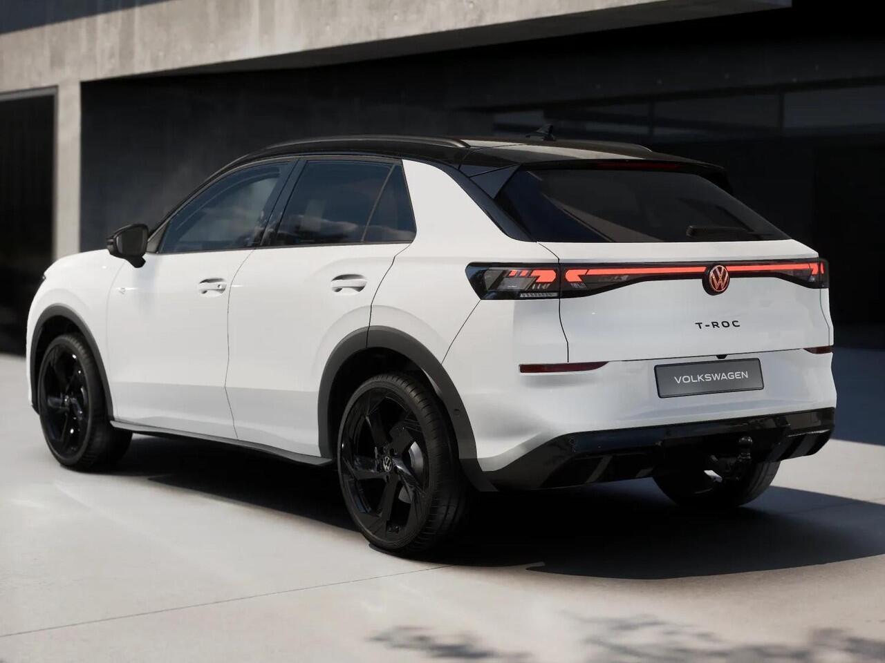 Volkswagen T-Roc R-Line First Edition 1.5 eTSI 110 kW / 150 PK SUV | Panoramaschuif-kanteldak | Assistance Pakket | Trekhaak | Black Style Pakket | Koplampverlichting matrix-led (IQ.LIGHT) | Elek. achterklep | Zwart dak