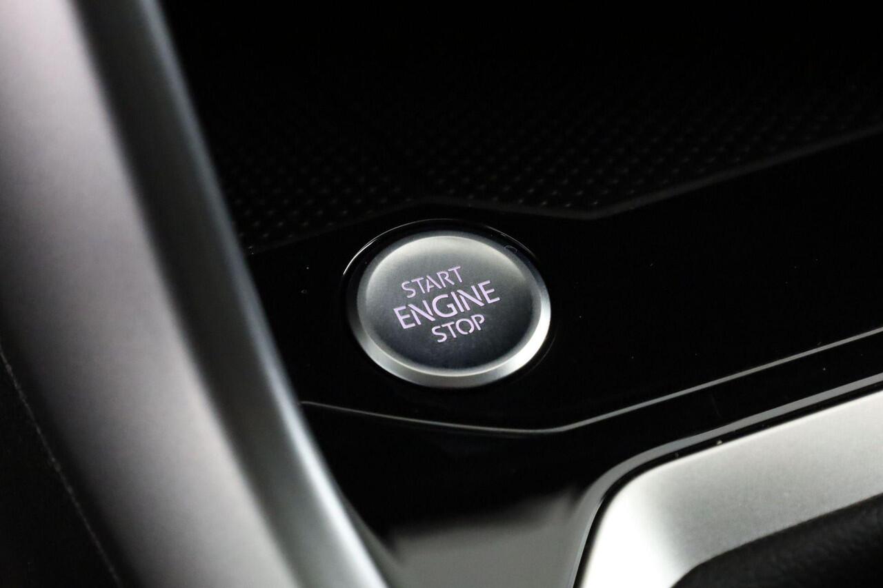 Volkswagen T-Roc Life Edition 1.5 TSI 110 kW / 150 pk DSG | IQ Light | Camera | Park Assist | Side Assist | 17 inch