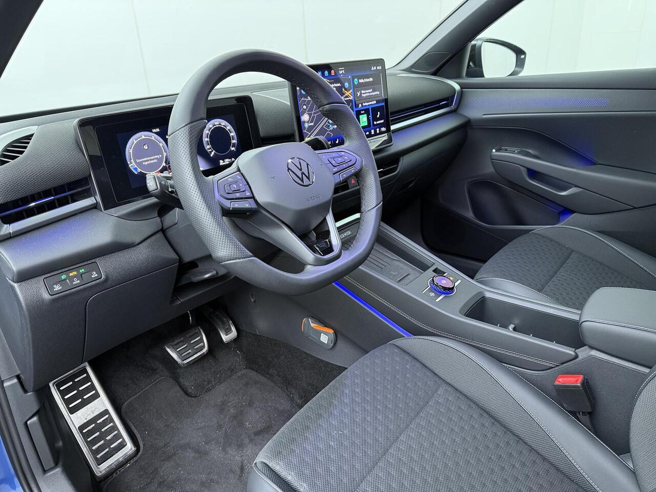 Volkswagen T-Roc 1.5 eTsi 150pk DSG R-Line First Edition | Elektr. achterklep | Black Style | LED Matrix | Navigatie | Area View | Head-up display |