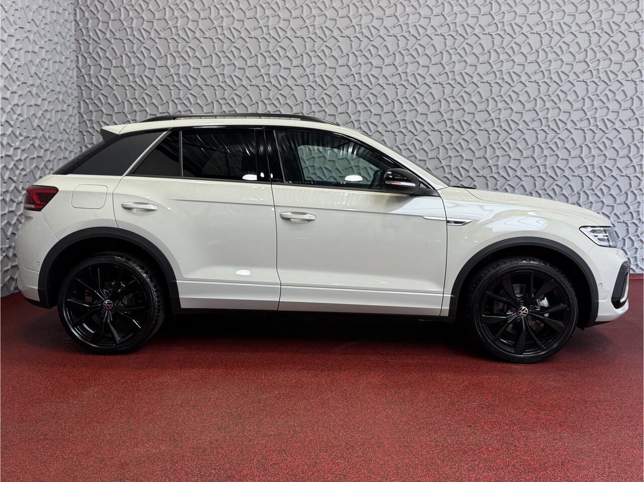Volkswagen T-Roc 1.5 TSI 150PK R-LINE PANORAMA ? NIEUWE AUTO ? BLACKLINE EVO IQ LIGHT ALCANTARA ELEK.KLEP CARPLAY STOEL/STUUR VERW. 19"LMV VIR.COCKPIT 06/2025 SCHUIFDAK "Volkswagen rijden begint bij Topautos.nl - 75 topmodellen direct op voorraad!"