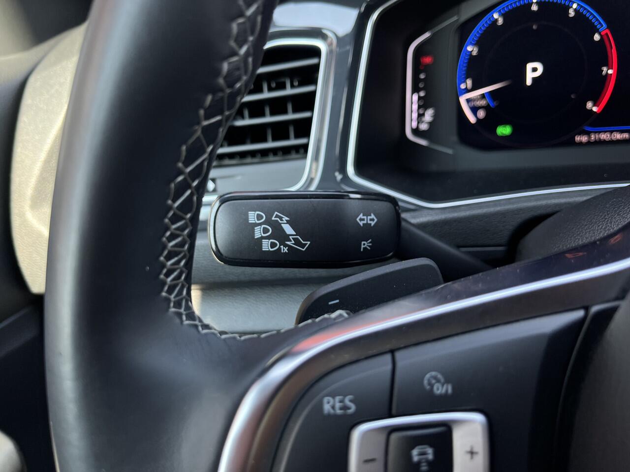 Volkswagen T-Roc 1.5 TSI R-line DSG Aut | PANO | 19'' LMV