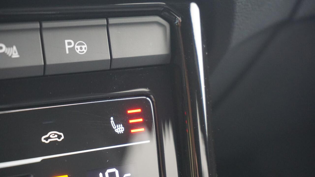 Volkswagen T-Roc 1.5 TSI 150pk DSG 2x R-Line IQ Light Afn-Trekhaak *Lapiz Blue* 17inch LM Adaptive Cruise Control Stuurverwarming *Compleet*