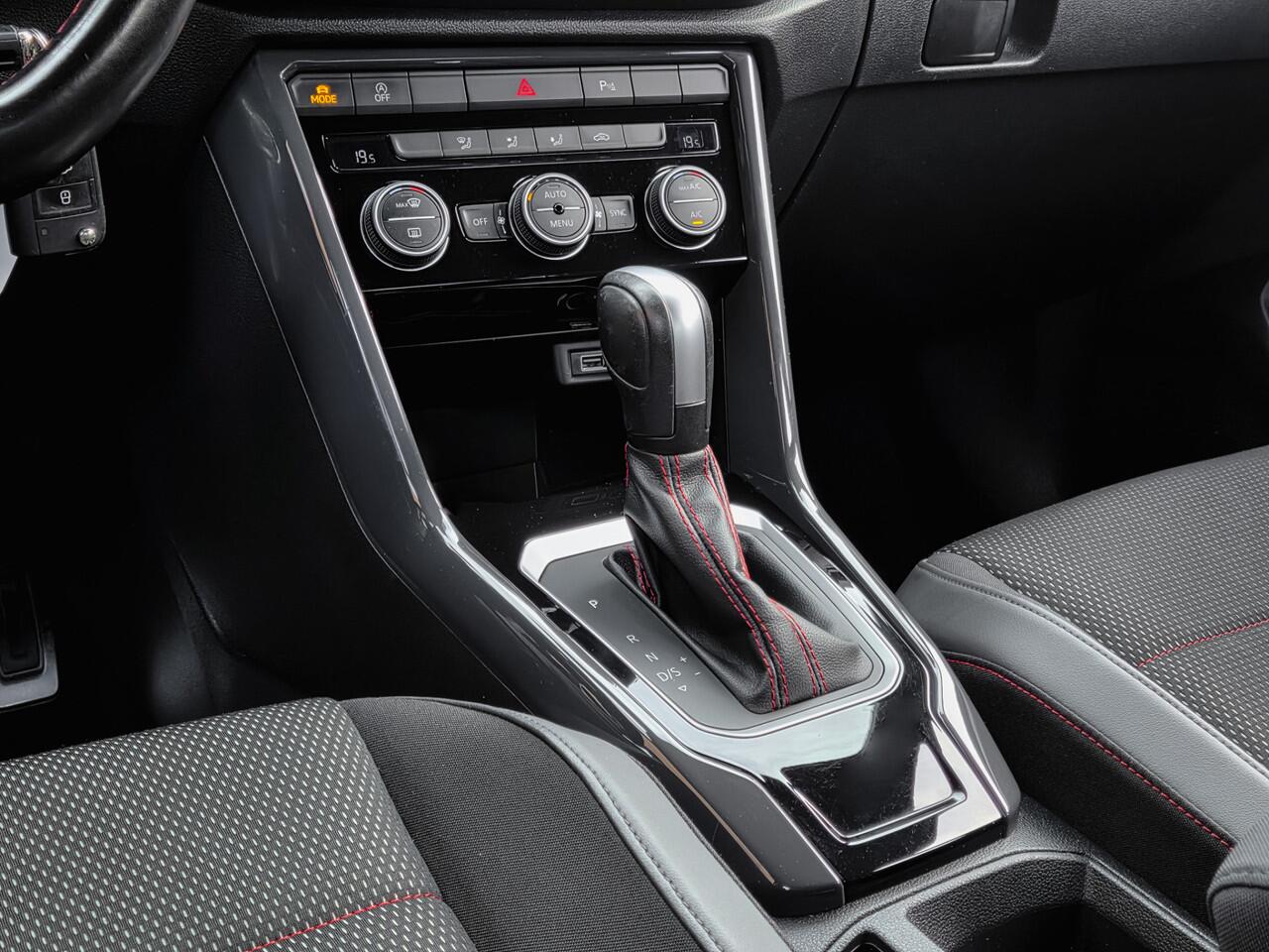 Volkswagen T-Roc 1.5 TSI ACTIE! BETAAL NU 50% 13450 DE REST IN 2JR RENTEVRIJ FINANCIEREN