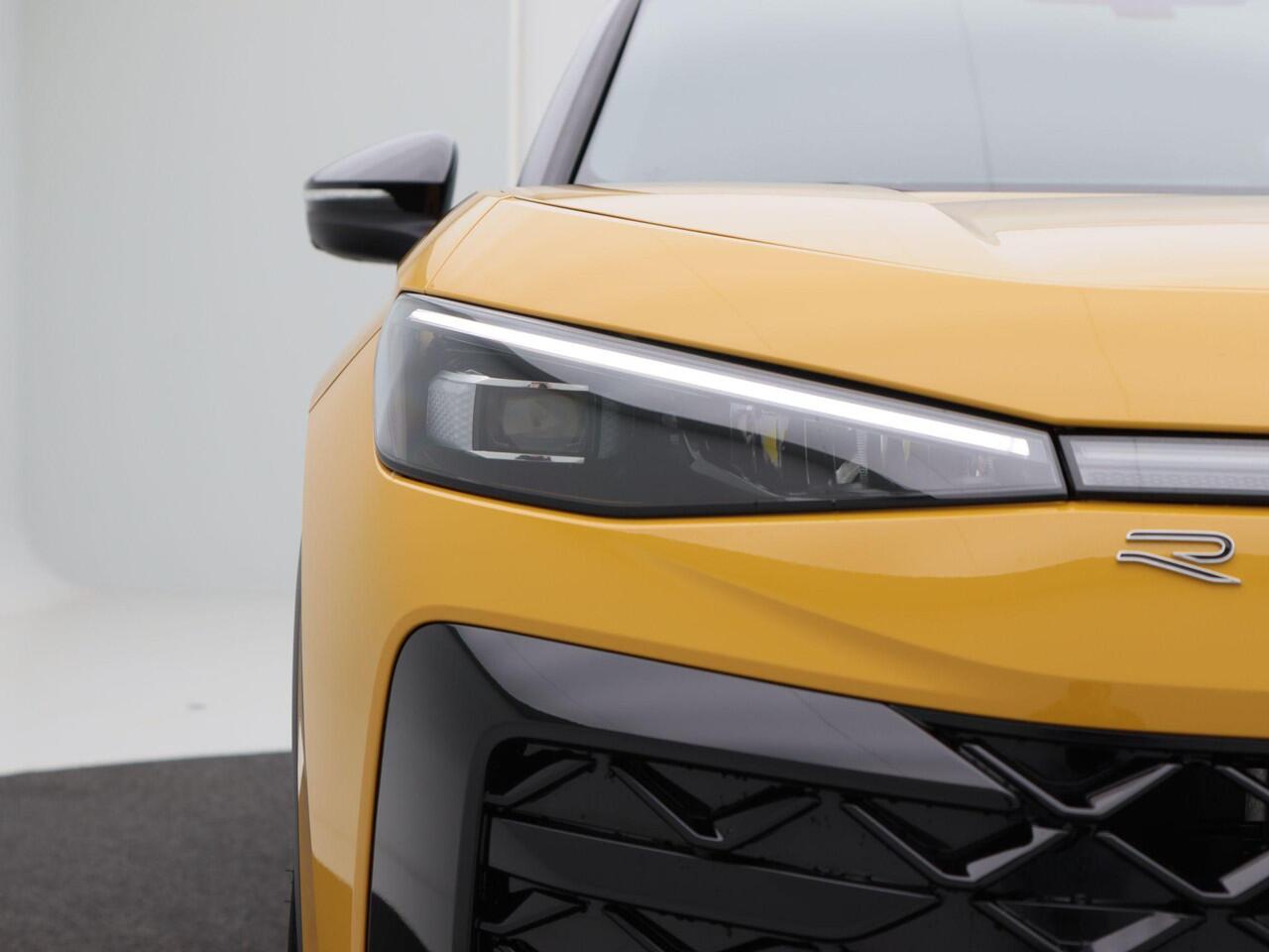 Volkswagen T-Roc R-Line First Edition 1.5 eTSI 150 PK | Trekhaak | Elektrische Achterklep | 360 Camera | Head-Up Display | Stoel- & Stuurverwarming |