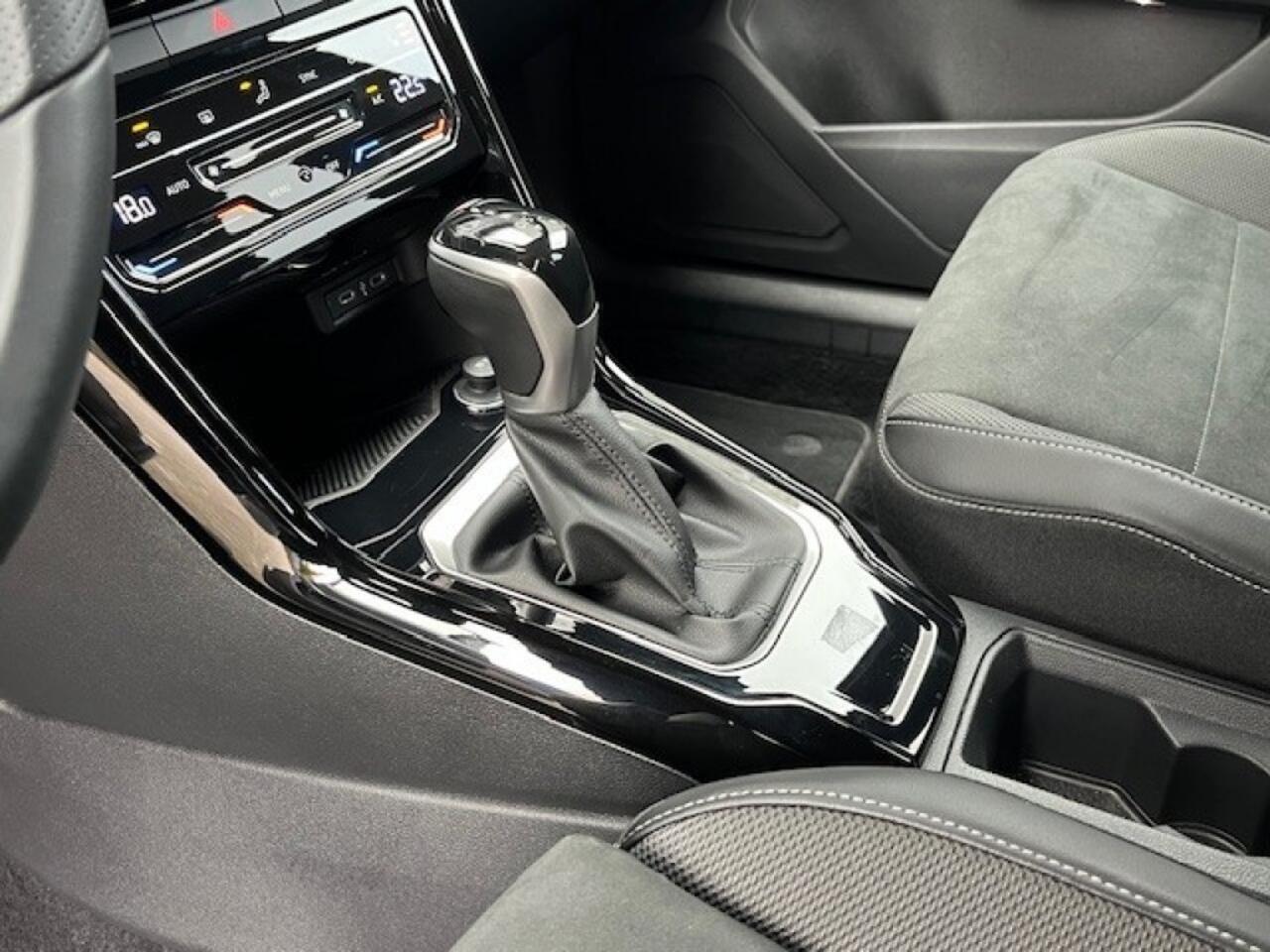 Volkswagen T-Roc 1.5 TSi DSG R-LINE - AFN. TREKH. - CAMERA - IQ