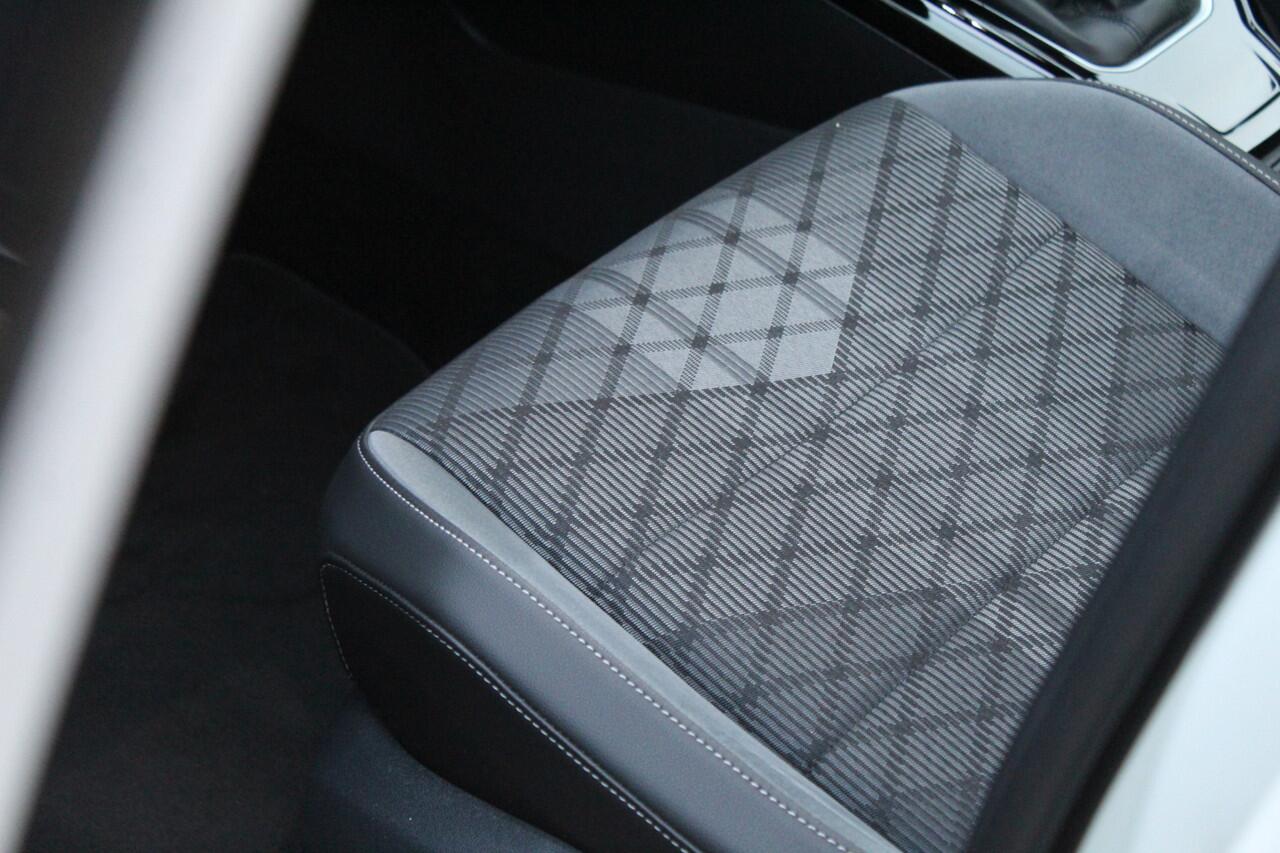 Volkswagen T-Roc 1.5 TSI R-Line Black Edition | Panoramadak | Fabrieksgarantie