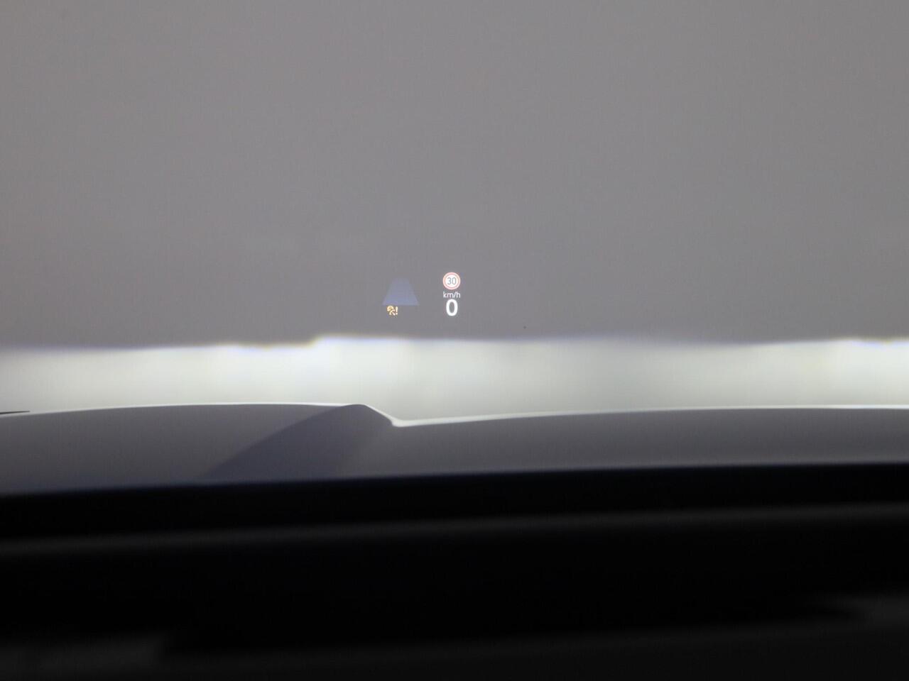 Volkswagen T-Roc R-Line First Edition 1.5 eTSI 110 kW / 150 PK SUV | Panoramaschuif-kanteldak | Assistance Pakket | Trekhaak | Black Style Pakket | Koplampverlichting matrix-led (IQ.LIGHT) | Elek. achterklep | Zwart dak