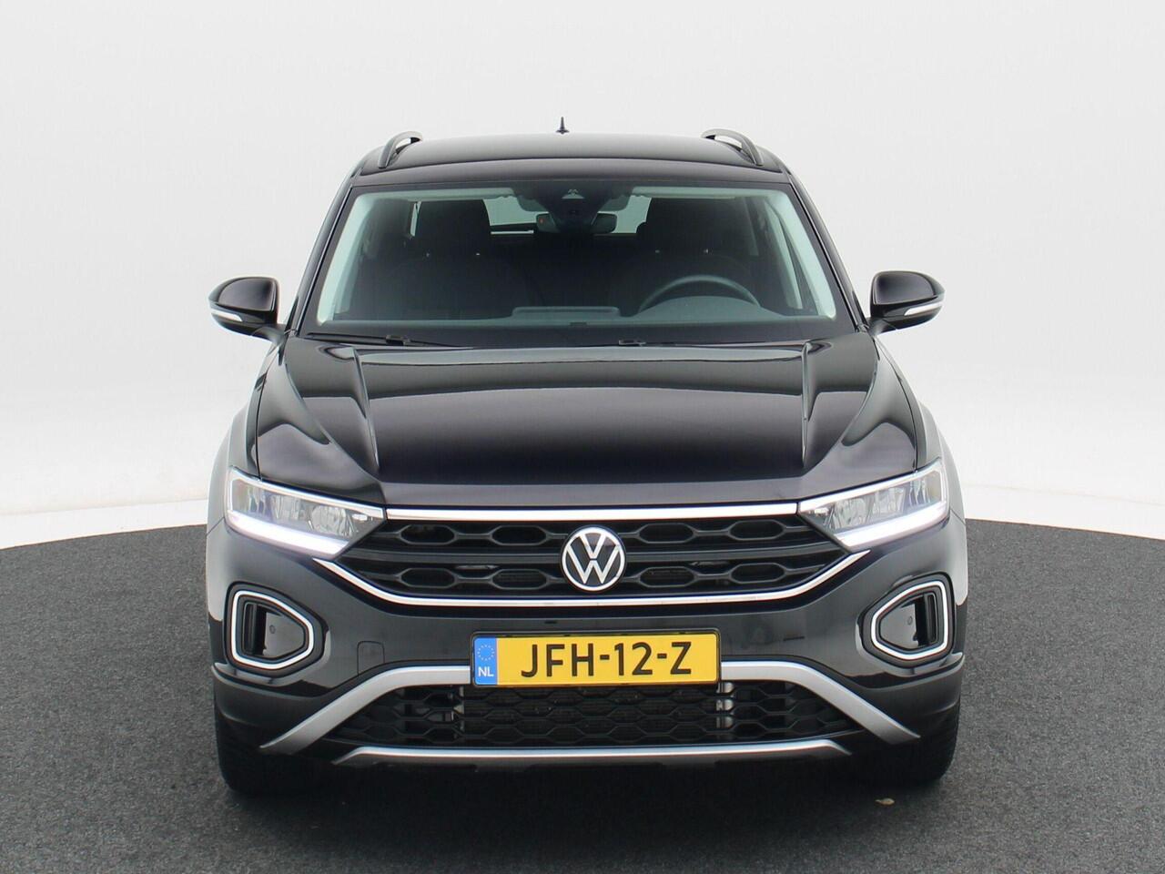 Volkswagen T-Roc 1.5 TSi 150 Pk Automaat Life Edition | Carplay | Camera | Adaptive Cruise | Parkeersensoren | Stoel Verwarming | Navigatiesysteem | 17 Inch | 10.421 Km!