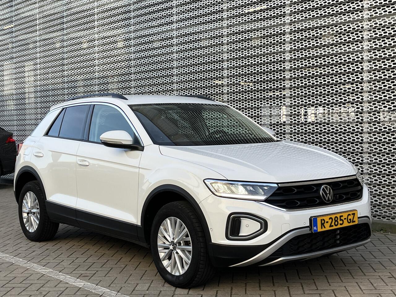 Volkswagen T-Roc 1.5 TSI Life Business / Navigatie / App connect / Camera / Parkeersensoren V+A / Stoelverwarming / P4