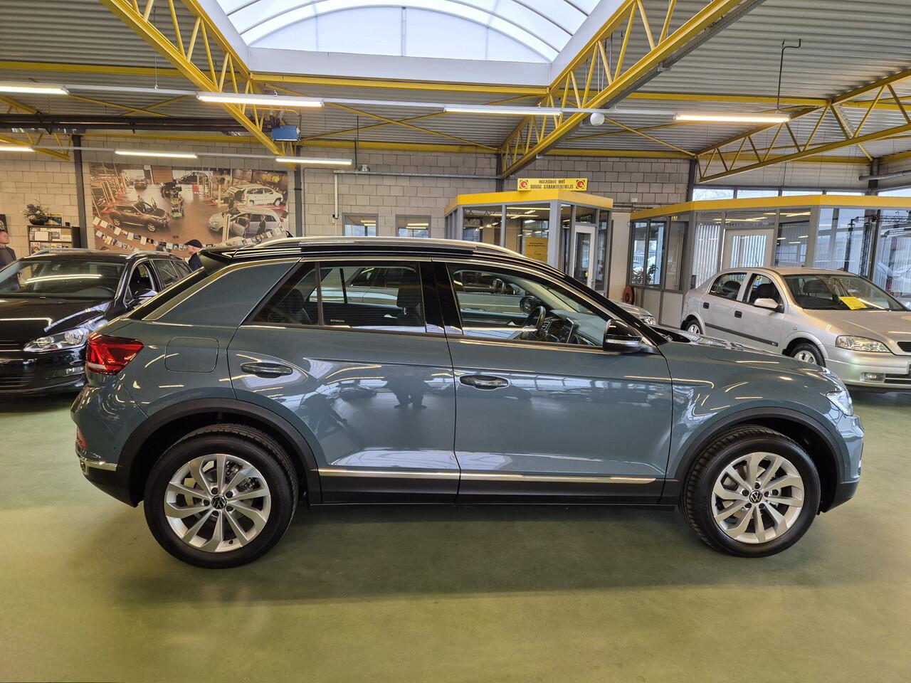 Volkswagen T-Roc 1.5 TSI Style -150pk- Automaat | IQ LED | Camera | Digitale Cockpit Pro | Rijklaarprijs incl. 1 jaar Bovag garantie