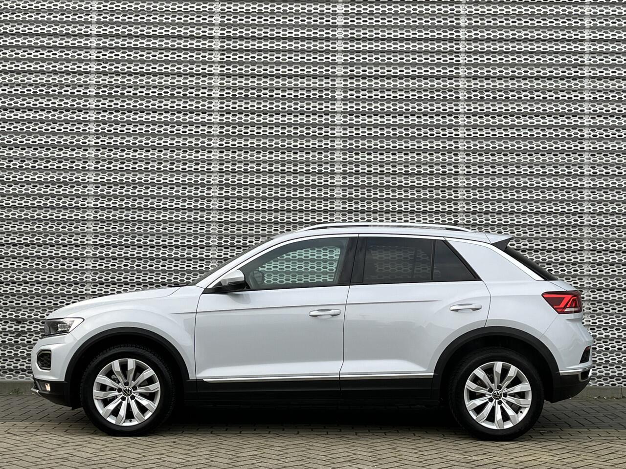 Volkswagen T-Roc 1.5 TSI 150PK DSG Sport / Panorama dak / Digitale Cockpit / Led / Achteruitrijcamera / ACC / Stuur & Stoelverwarming