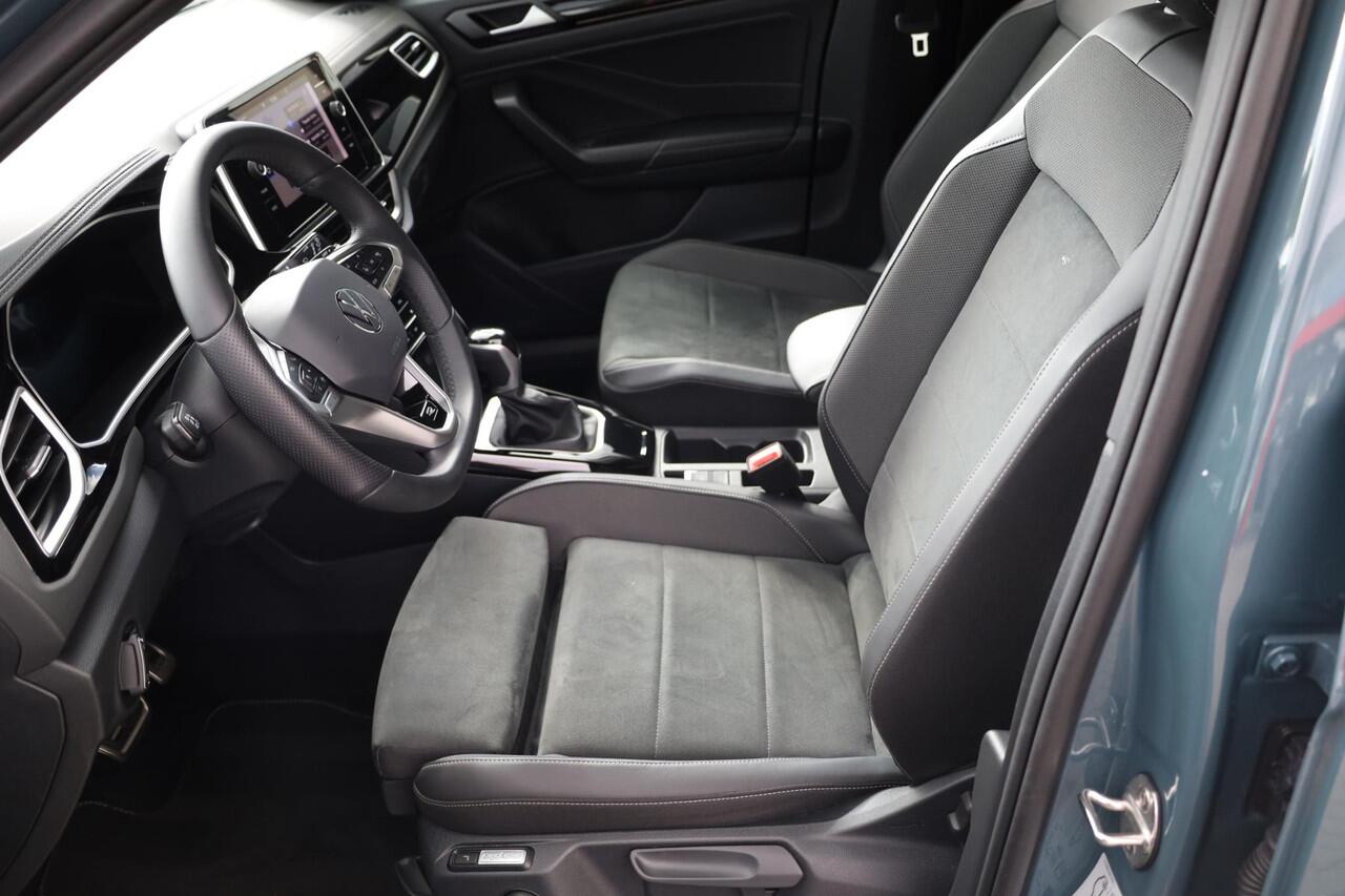 Volkswagen T-Roc 1.5 TSI R-Line afneembare trekhaak achteruitrijcamera two one zwart dak ergo stoel verlengbare zitting & kantelbaar & stoelverwarming privacy glas LED PLUS navigatie vrij geschakeld draadloos laden & carplay / android auto 4 seizoenen banden etc