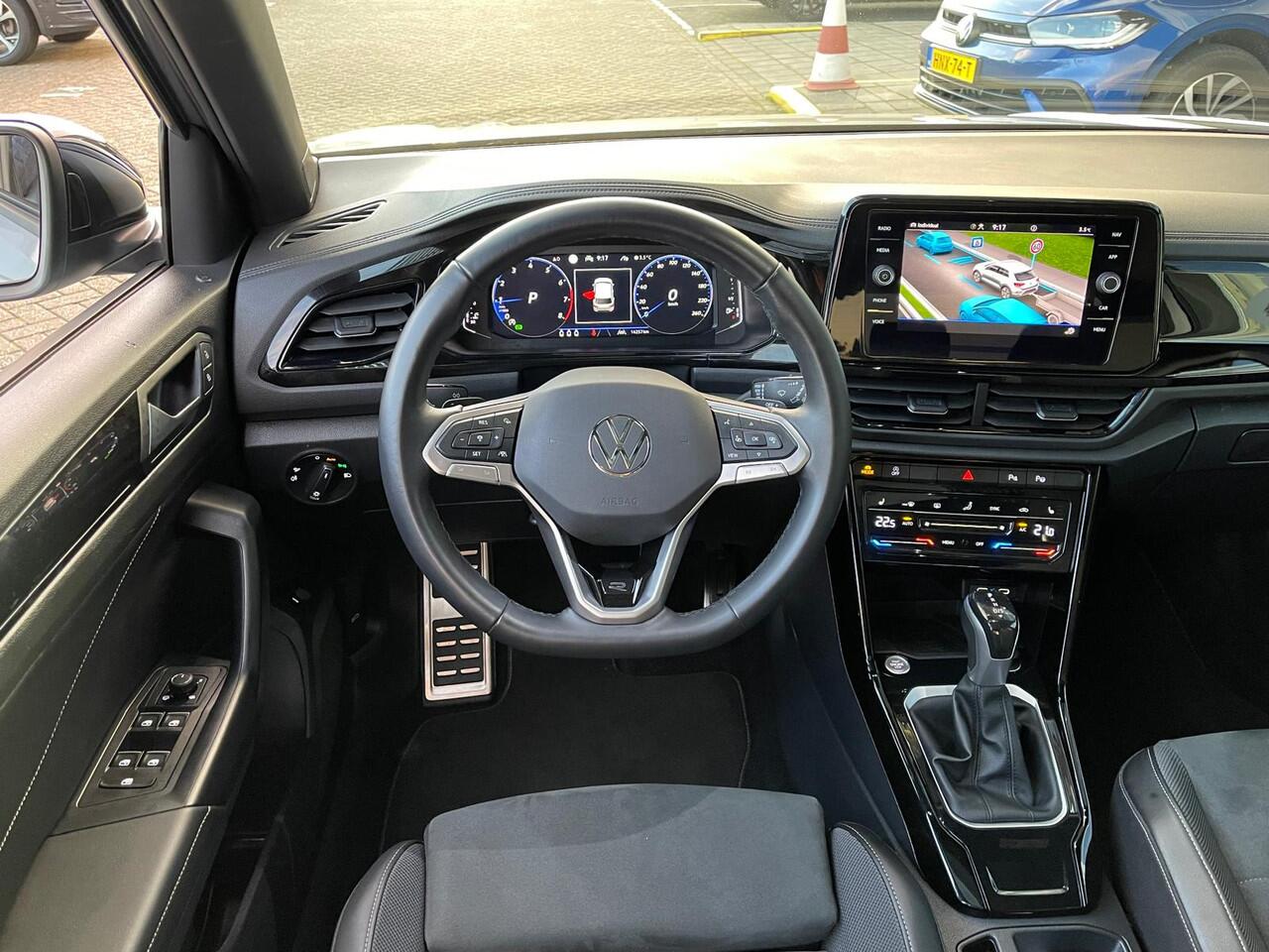 Volkswagen T-Roc 1.5 TSI 150PK DSG R-Line Black Style Panoramadak / Afn. Trekhaak / Achteruitrijcamera / 18'' LMV Nevada/ LED Matrix Ergo Active stoelen / Electr. a.klep / Draadloos App connect / Navi / Clima / DAB+