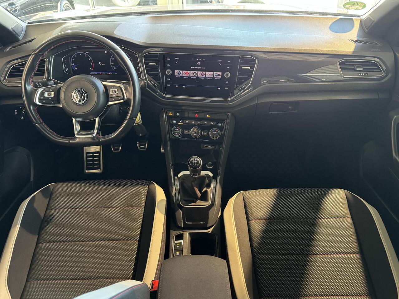 Volkswagen T-Roc 1.5 TSI Sport | Airco | Carplay | Camera | Parkeersensor voor/achter | Winter-pakket | LM velgen | ( Vestiging - Nieuwegein )