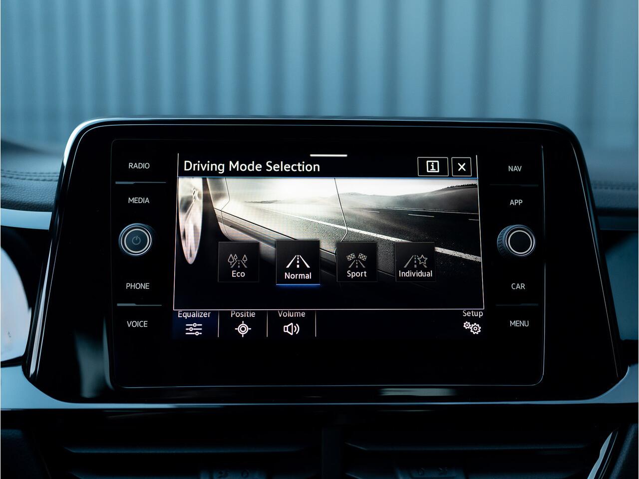 Volkswagen T-Roc 1.5 TSI R-Line Business | Standkachel | Trekhaak afnb. | IQ Light | Camera | Prijs Rijklaar!!