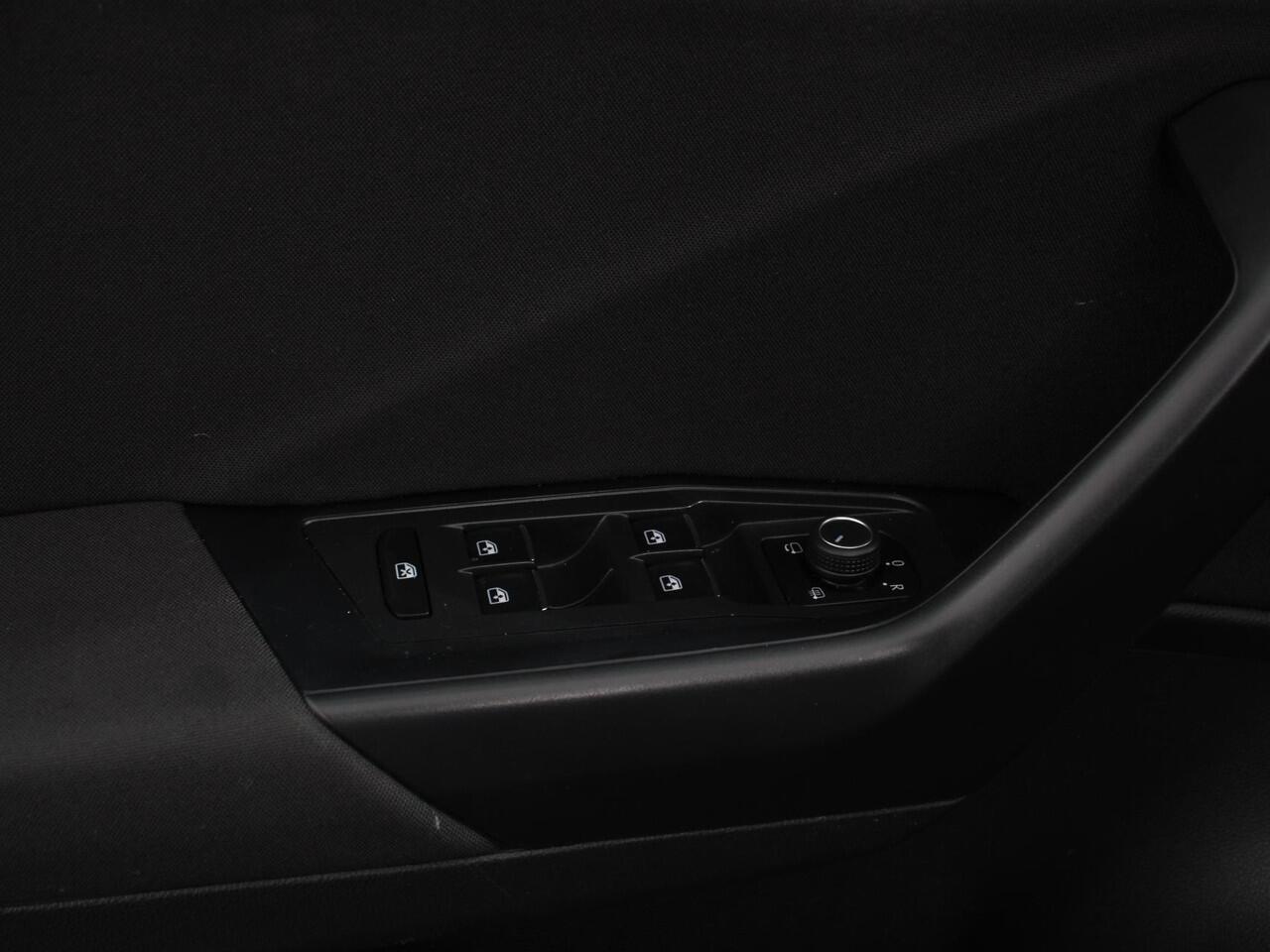 Volkswagen T-Roc 1.5 TSI DSG Active | Navigatie | App Connect/Apple Carplay/Android Auto | Climate Control | Cruise control Adaptive | PDC VA | Winter Pack | Lichtmetalen Velgen