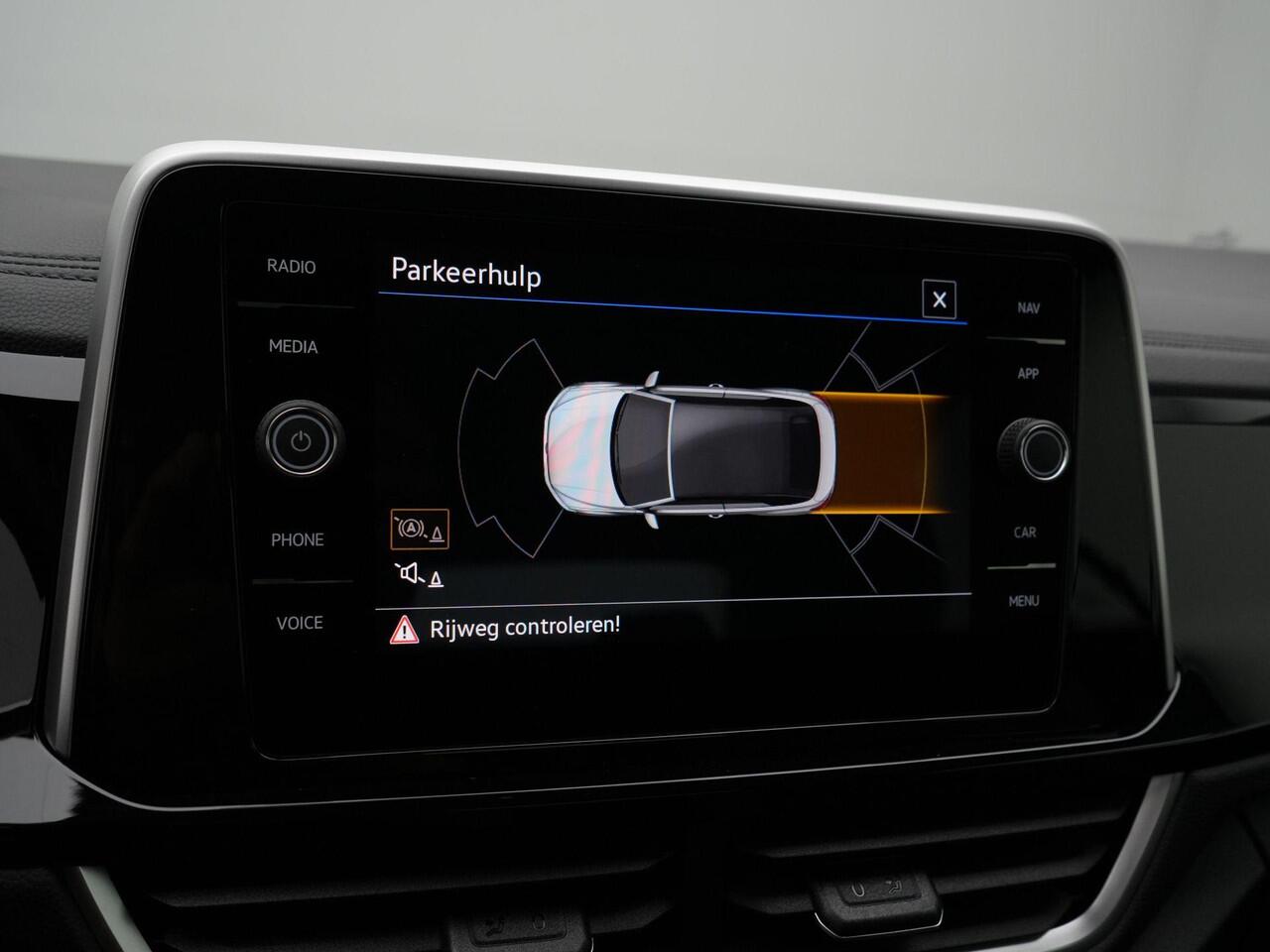 Volkswagen T-Roc Cabrio 1.5 TSI 150 pk DSG R-Line | Trekhaak | Stuur-/stoelverwarming | Navigatie | Parkeersensoren voor/achter