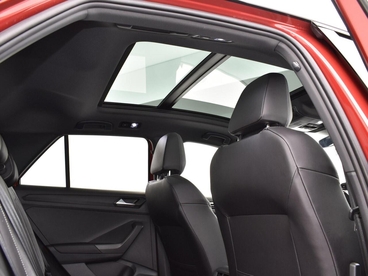 Volkswagen T-Roc 1.5 TSI 150pk DSG R-Line Business · Apple/Android Car Play · Camera · Panoramadak · Beats Audio · Matrix LED · 19'' Inch · Garantie t/m 30-03-2027 of 100.000km