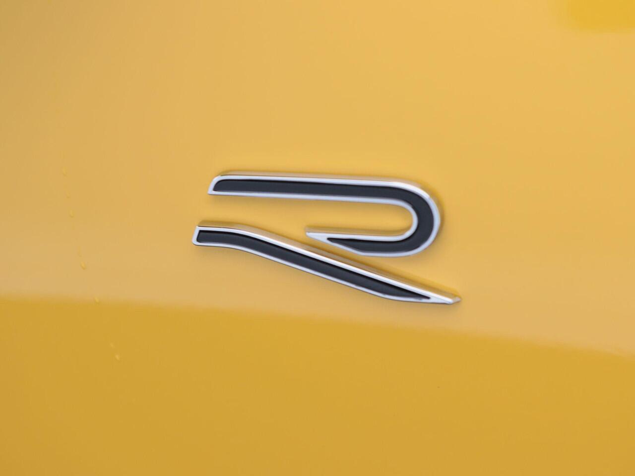 Volkswagen T-Roc R-Line First Edition 1.5 eTSI 150 PK | Trekhaak | Elektrische Achterklep | 360 Camera | Head-Up Display | Stoel- & Stuurverwarming |