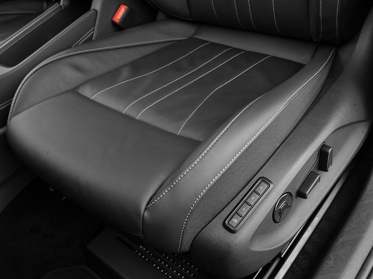 Volkswagen T-Roc R-Line First Edition 1.5 eTSI 150 PK 7 versn. DSG · Assistance Pakket · Black Style Pakket · Multimedia Pakket · Panoramaschuif-kanteldak · Trekhaak ·