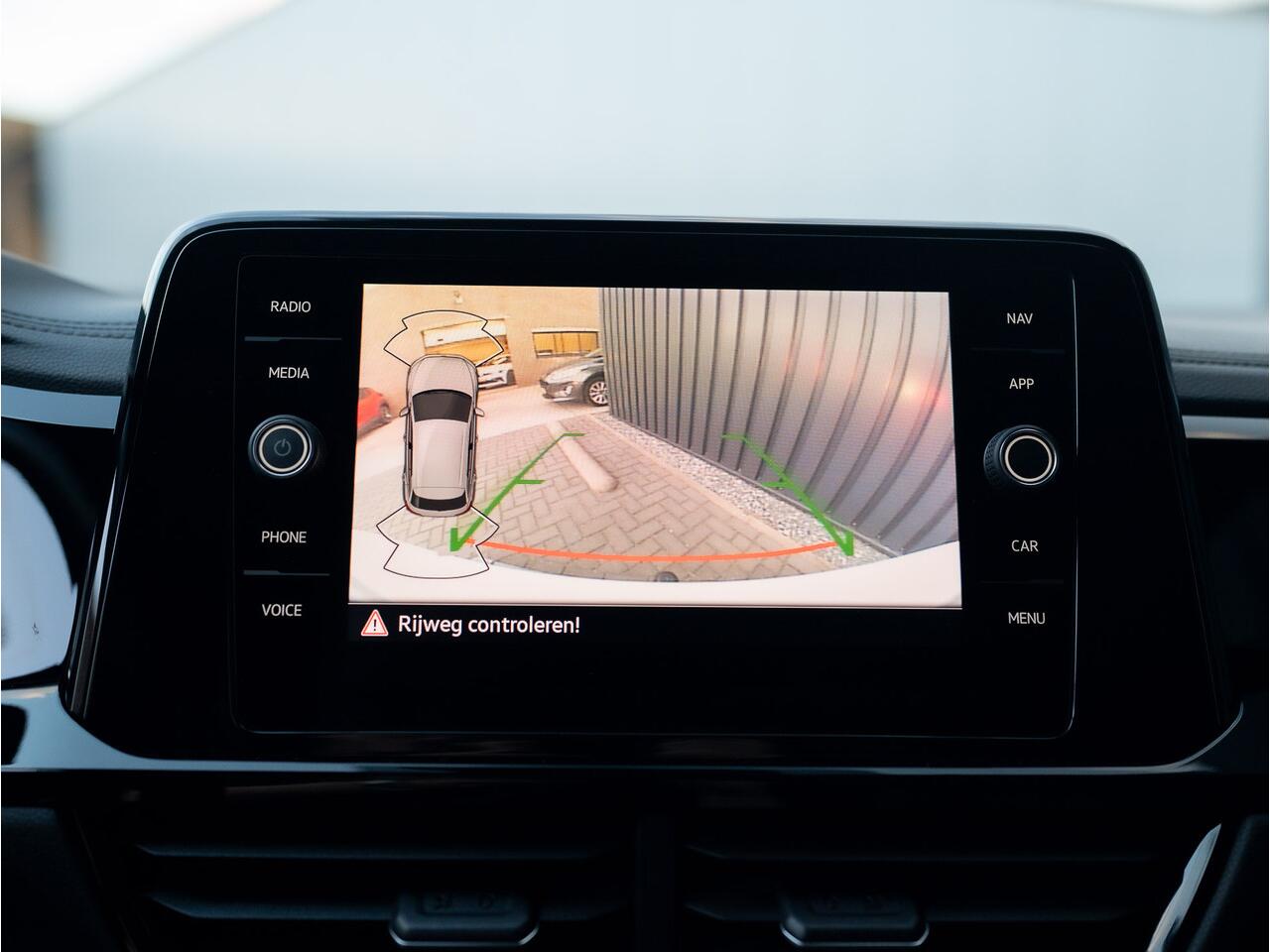 Volkswagen T-Roc 1.5 TSI R-Line Business | Standkachel | Trekhaak afnb. | IQ Light | Camera | Prijs Rijklaar!!