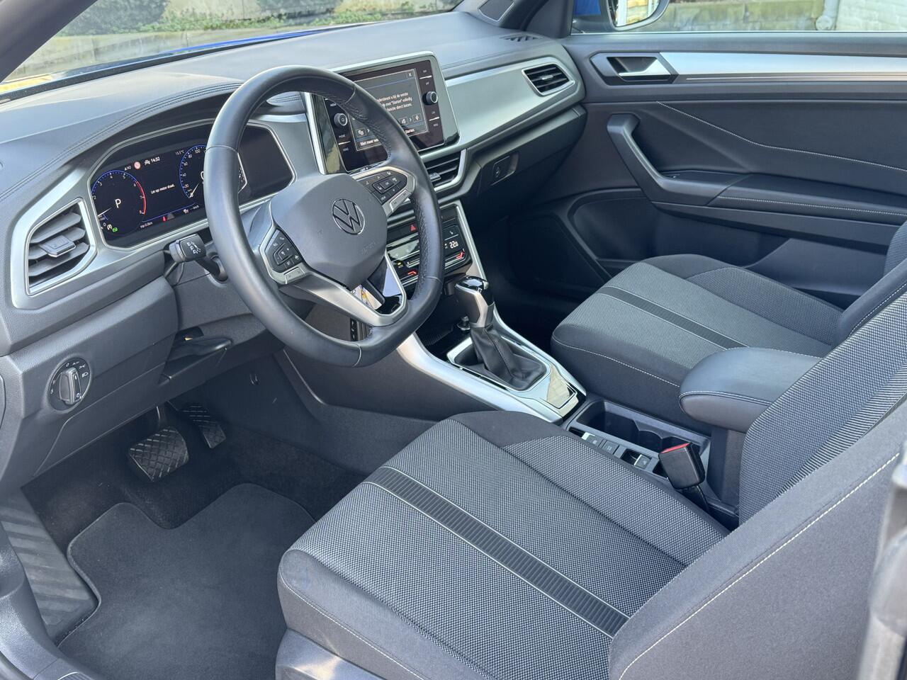 Volkswagen T-Roc Cabrio 1.5 TSI, Stuurverwarming, Trekh, ACC, DAB-tuner, windscherm, Face Lift model. . Een proefrit levert het bewijs. Neem contact op en we maken een afspraak!